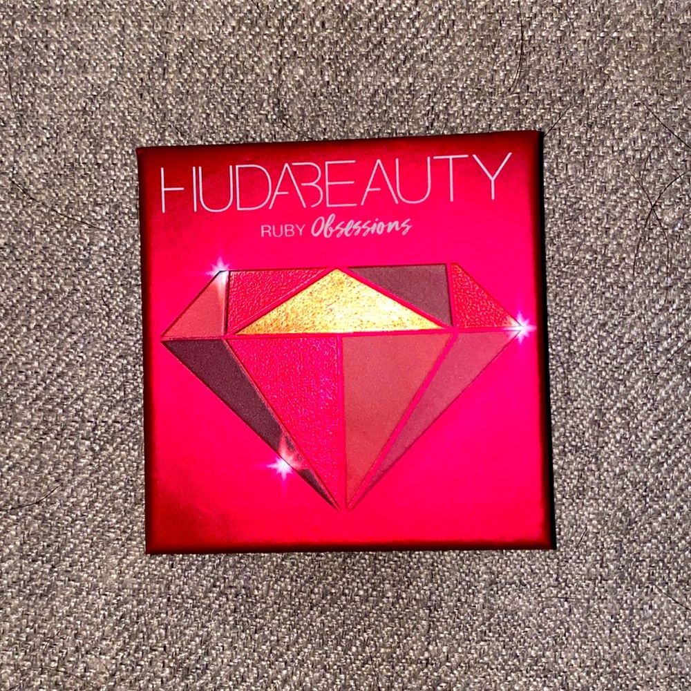 Brand new NEVER used HUDA BEAUTY eyeshadow palette